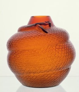 Slang, eivormige amber glazen vaas door Lalique